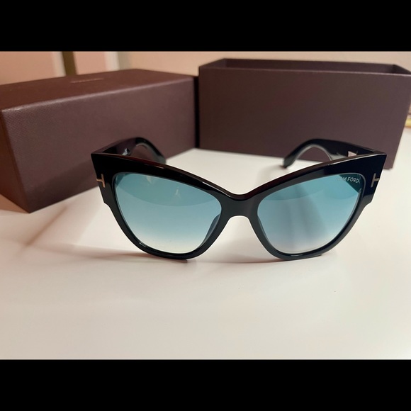 BRAND NEW - TOM FORD WOMEN’S SUNGLASSES - NEVER WORN main image 6